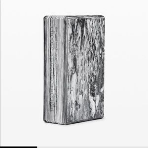 NWT Lululemon lift and lengthen yoga block